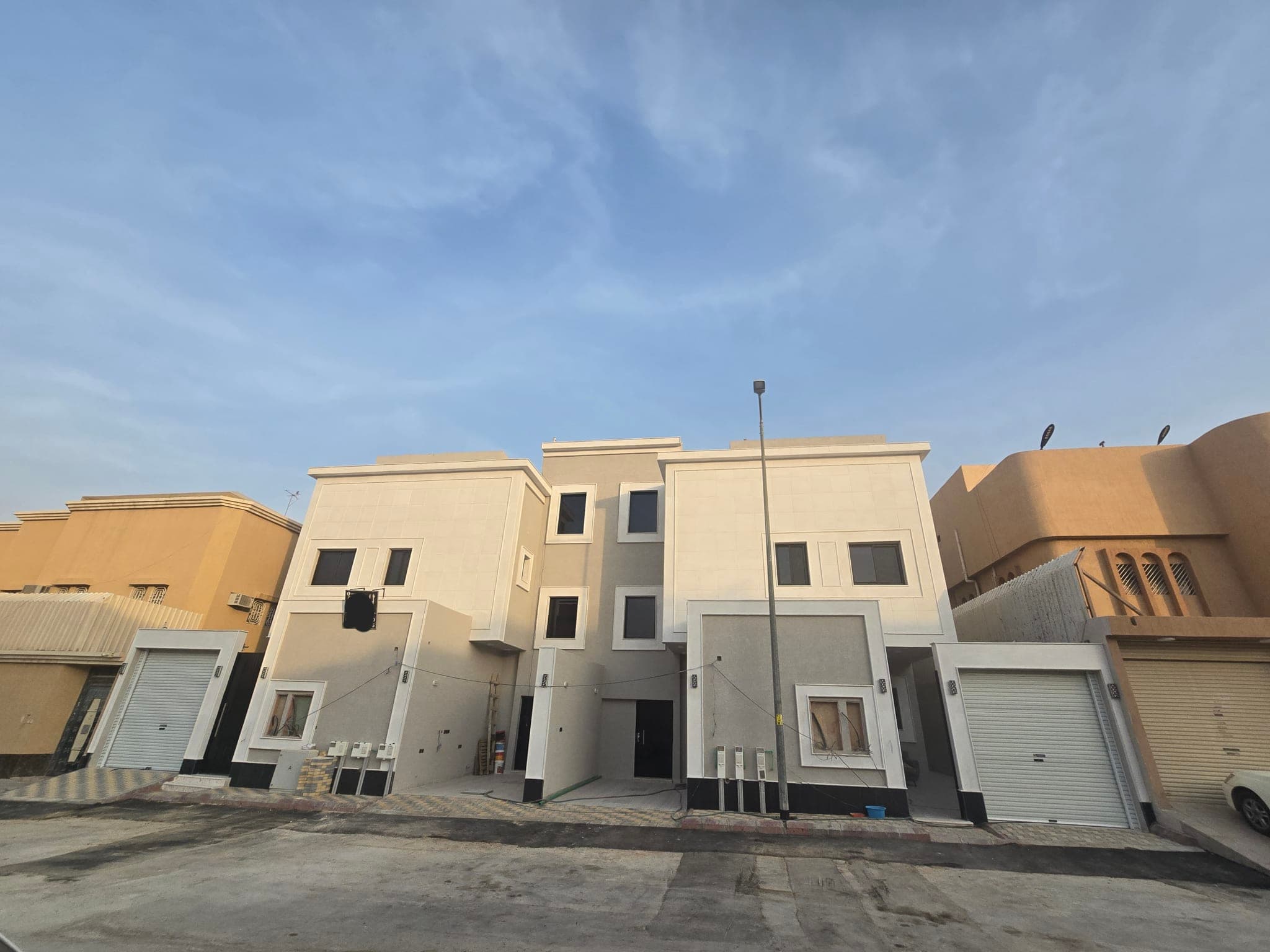 Duplex villa with separate floors in Al-Aziziyah neighborhood - الرياض، Al-Aziziyah - For Sale